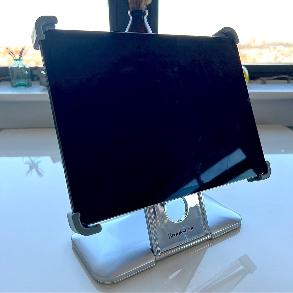 BROOKSTONE Swivel iPad/tablet Stand